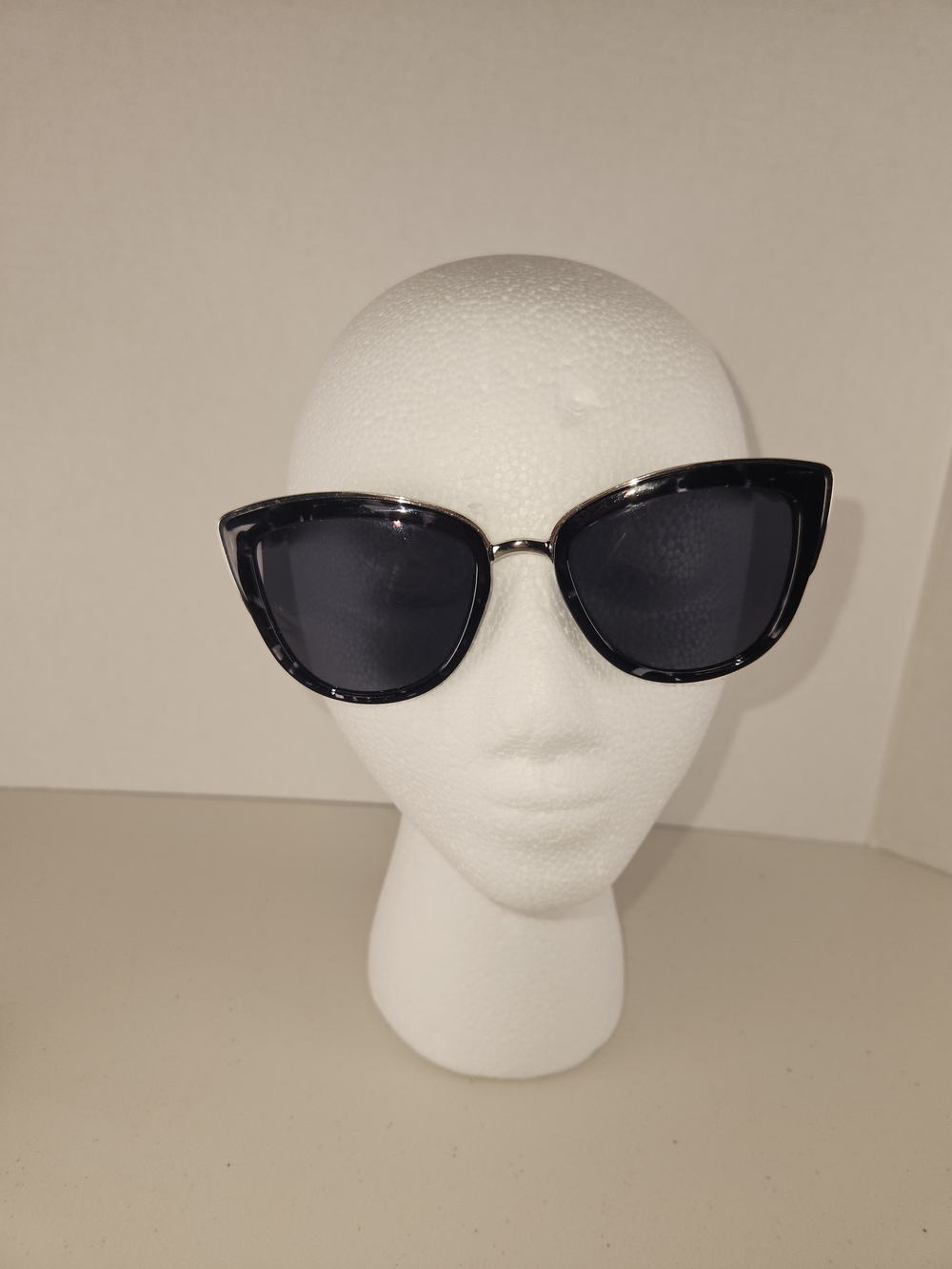 Steve Madden Black Cat-Eye Sunglasses with Dark Lenses SM869135 Grey Leopard